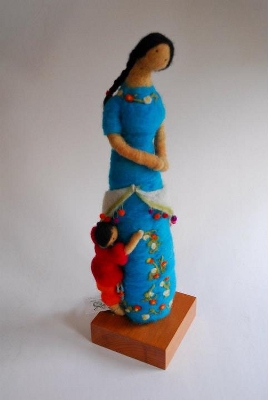 Esculturas de fieltro, mamá y niño.