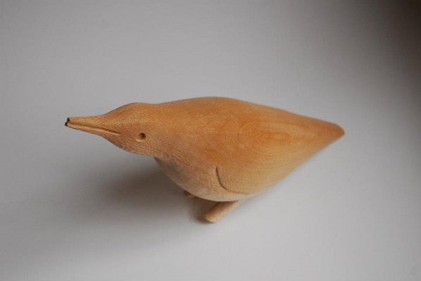 Pájaro tallado en ciruelillo.
