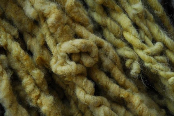 Cordón rústico teñido con pelo-pello.