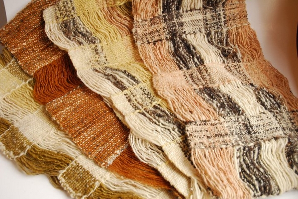 Bufandas tejidos a telar y teñidos con tintes naturales.
