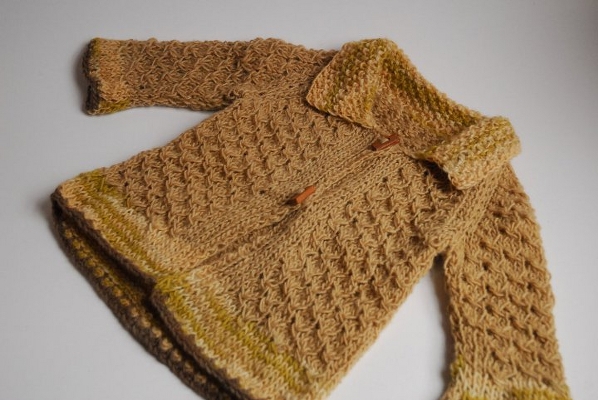 Chaquetón tejido a mano, teñido con tintes naturales, de 0 a 12 años (a pedido).