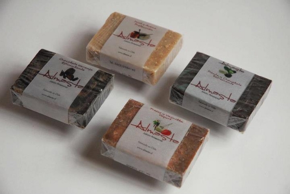 Jabones naturales, menta-chocolate, naranja-chocolate, fresa-vainilla y miel-avena.